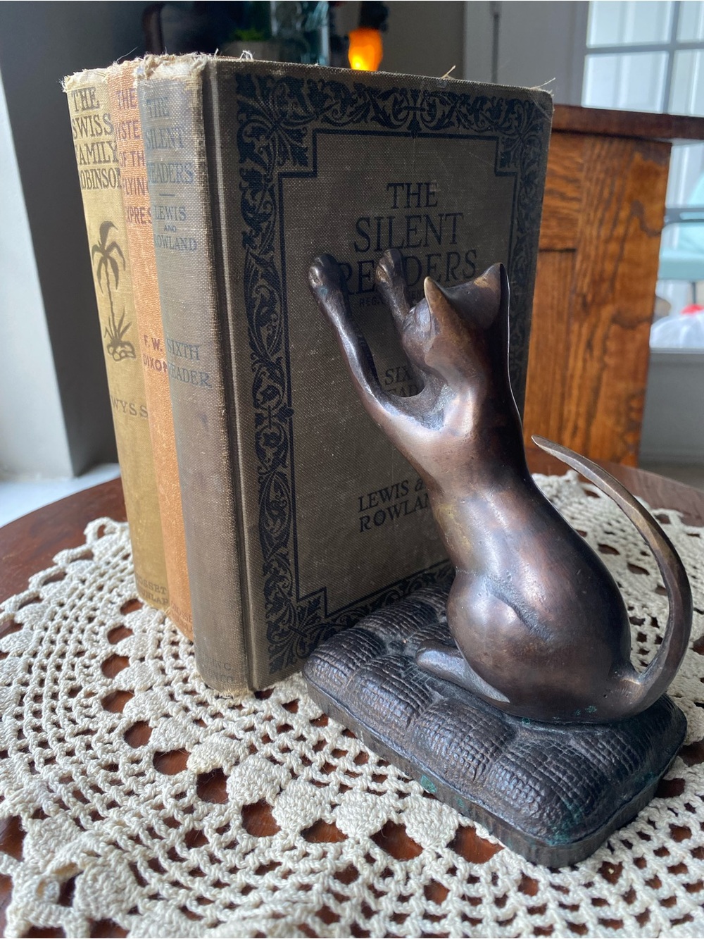 Antique Brass Playful Cat Bookend - Decorative Bronze Cat Sculpture EUC - Picture 4 of 14